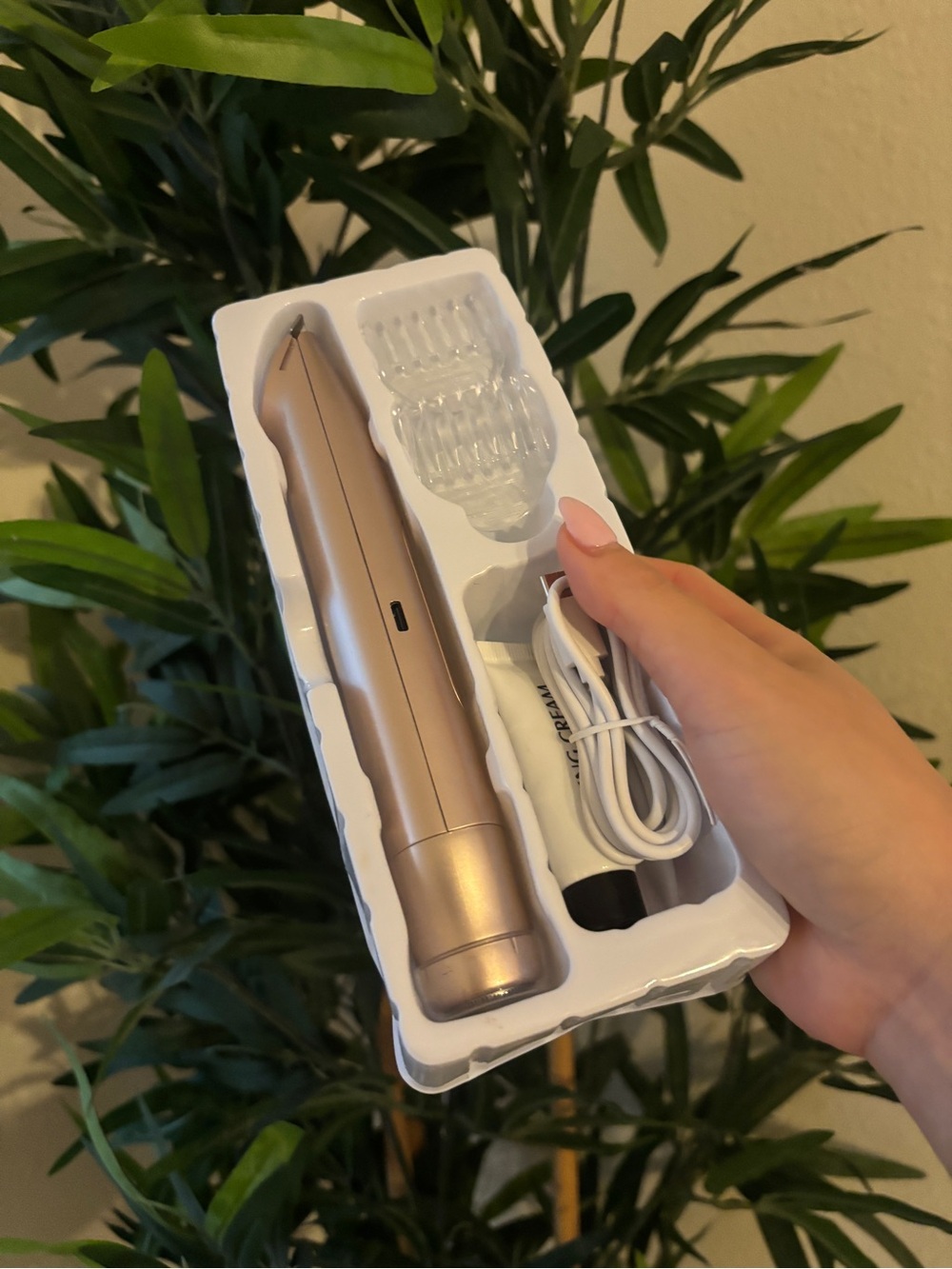 Portable Rose Gold Electric Facial Hair Trimmer - Rechargeable